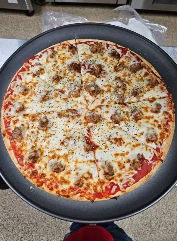 A real Kings pizza on its serving tray