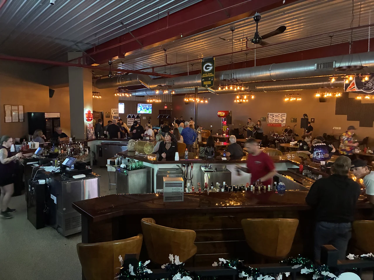 Guests, bartenders and live music in the real Kings bar